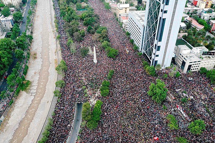 Praça Itália tomada por manifestantes nesta sexta-feira (25)