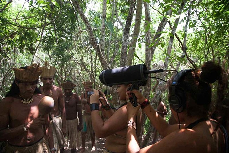 Na abertura do evento, no dia 7 às 16h, acontece uma apresentação de um coral de crianças guarani e uma roda de conversa com a participação de Ailton Krenak