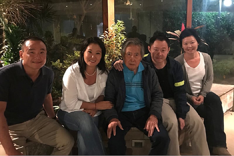Alberto Fujimori com sua família após deixar o hospital, em dezembro do ano passado