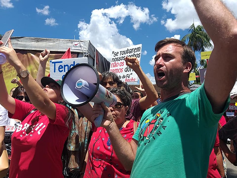 Saudação matinal a Lula, realizada nesta segunda-feira, foi marcada por protestos contra a mineradora Vale pelo desastre em Brumadinho (MG).