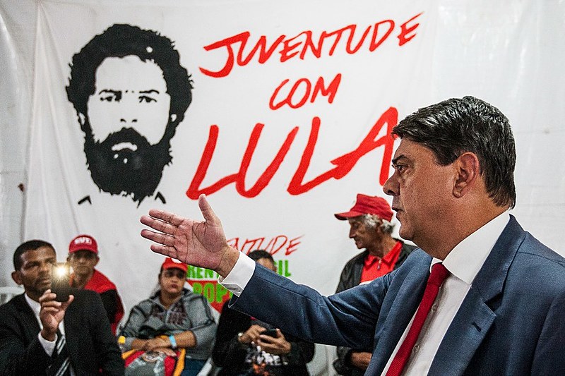 Wadih Damous fala à militância da Vigília Lula Livre, em Curitiba
