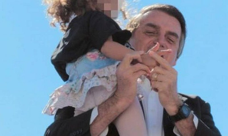 O principal gesto da campanha do atual presidente foi a imitação da posse de uma arma, feita com os dedos, dirigida contra os opositores