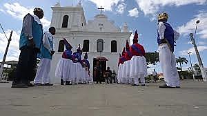 Grupo de Reisado em frente à igreja Nossa Senhora do Rosário, no mês de outubro de 2013, em Pombal (PB).