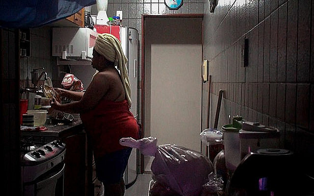 Cena do documentário de Gabriel Mascaro "Doméstica", que investiga dinâmica da profissão e sua presença nos lares brasileiros