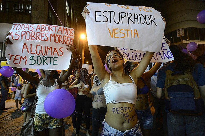 Mulheres fazem protesto no Rio pela legalização do aborto