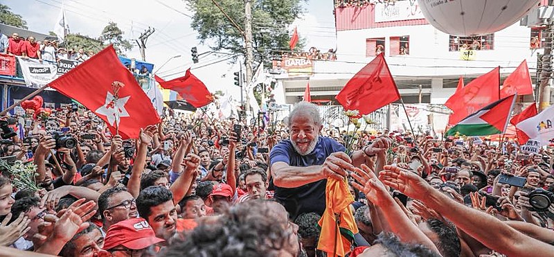 Em carta, Lula diz que é candidato e revela as manobras recentes para mantê-lo na prisão