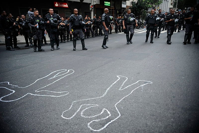 Ativistas e moradores de favelas protestam contra a fim da violência policial, em agosto de 2016