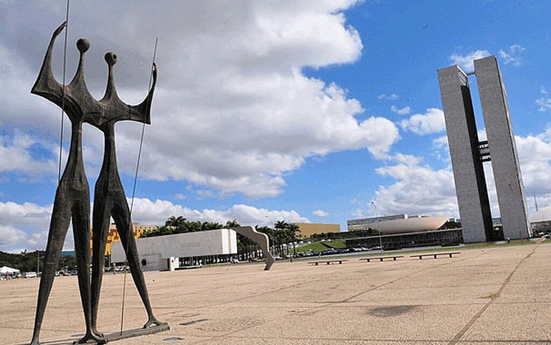 Praça dos Três Poderes, em Brasília (DF), reúne as sedes nacionais do Executivo, do Legislativo e do Judiciário