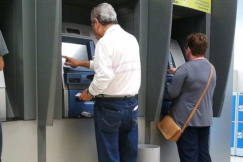 Aproveitando a vulnerabilidade das pessoas idosas, tem sido comum bancos oferecerem empréstimos que comprometem boa parte do benefício