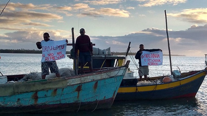 Pescadores fecharam canal do Tomba em Caravelas (BA) no último sábado, onde empresa escoa produção de eucalipto