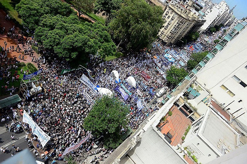 Marcha de professores em Buenos Aires reuniu 50 mil pessoas no início da mobilização