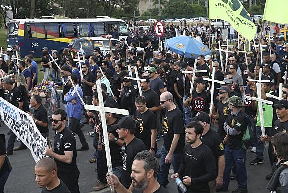Policiais protestam em frente ao Congresso Nacional antes de entrar na Câmara e tentar chegar ao plenário