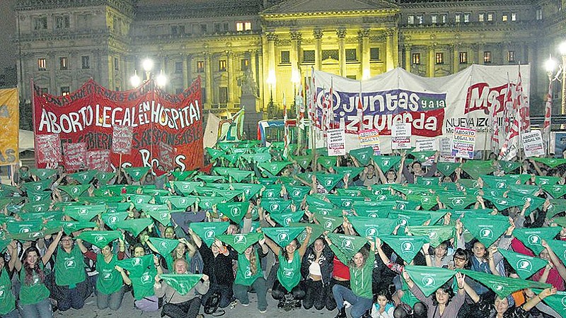 O protesto chamado de "pañuelazo", em referência aos lenços, em frente ao Congresso, promovido pela Campanha pelo Aborto Legal.