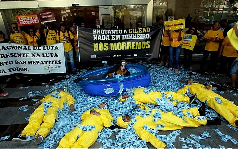 Ativistas protestaram, em 23/08, em frente ao escritório da farmacêutica Gilead, em São Paulo