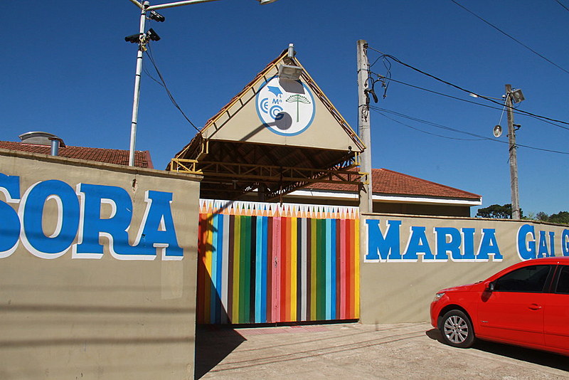 Parodia "Karl Marx é baile de favela", feita por estudantes do Colégio Estadual Profª Maria Gai Grendel, viralizou na internet e foi alvo de ataques de blogs e sites da direita.