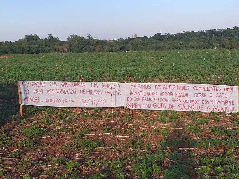 Faixa estendida na plantação em que o corpo de Demilson Mendes foi encontrado