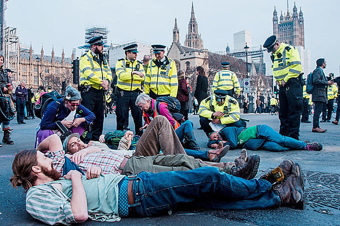 Manifestantes ocupam as vias no entorno do parlamento de Londres para declarar urgência na crise climática.