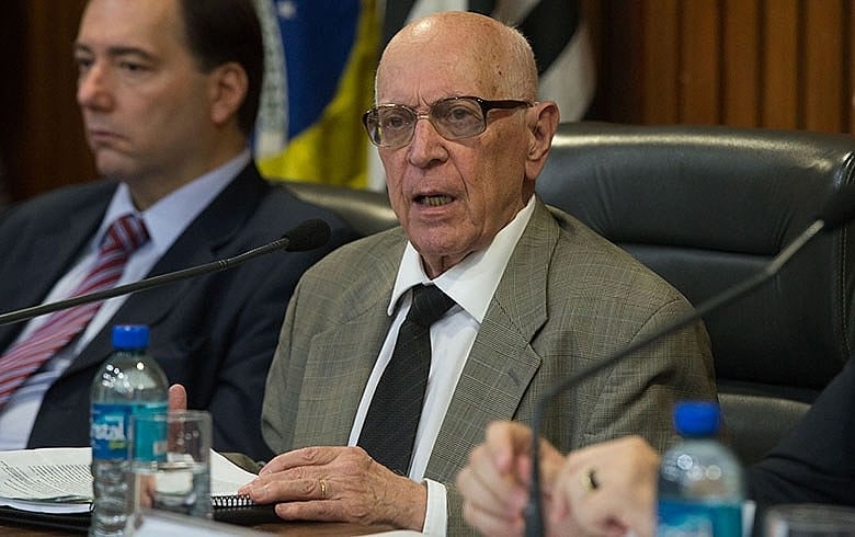 "Lula é perseguido com verdadeira obsessão por sua condição de candidato a presidente", diz Dallari