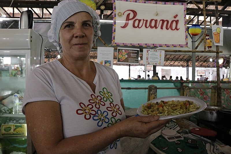 A sem-terra Natalina Oliveira ensina o preparo do alimento saudável e nutritivo