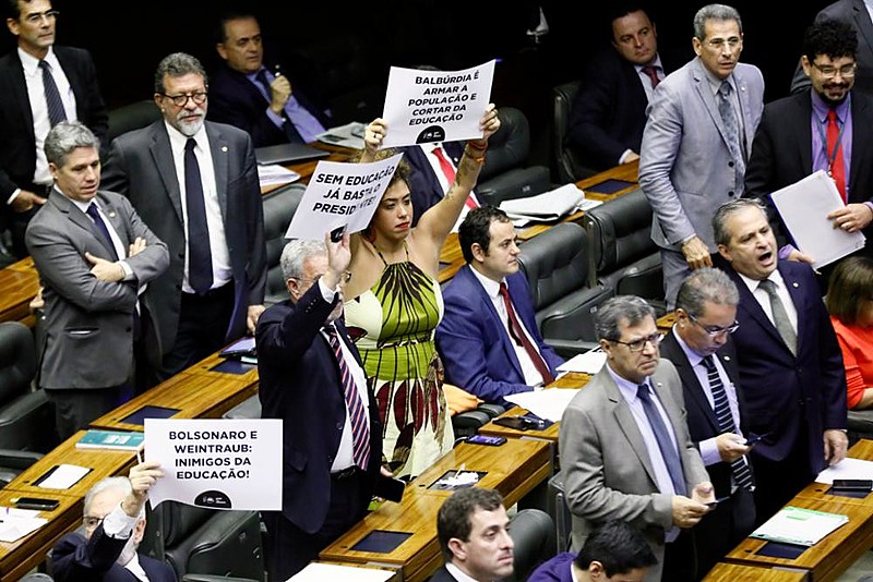 Deputados de oposição protestam com cartazes durante fala de ministro da Educação no plenário da Câmara