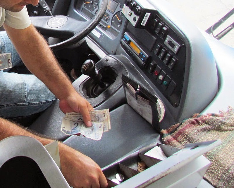 Dupla função de motorista e cobrador incomoda os trabalhadores e os usuários de ônibus