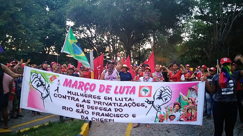 Cerca de 2 mil mulheres fecharam dois portões da empresa
