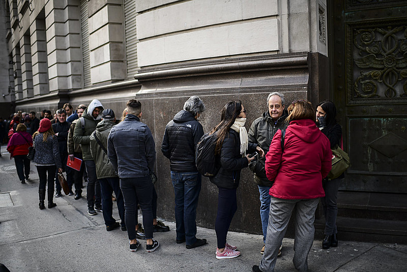 Agências bancárias na Argentina amanheceram com longas filas