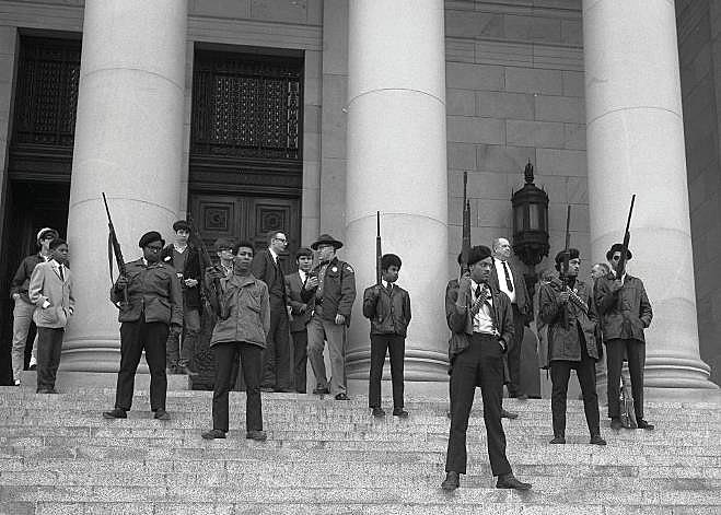 Panteras Negras na assembleia estadual em Sacramento, Califórnia, protestam contra projeto de lei para proibir porte de armas