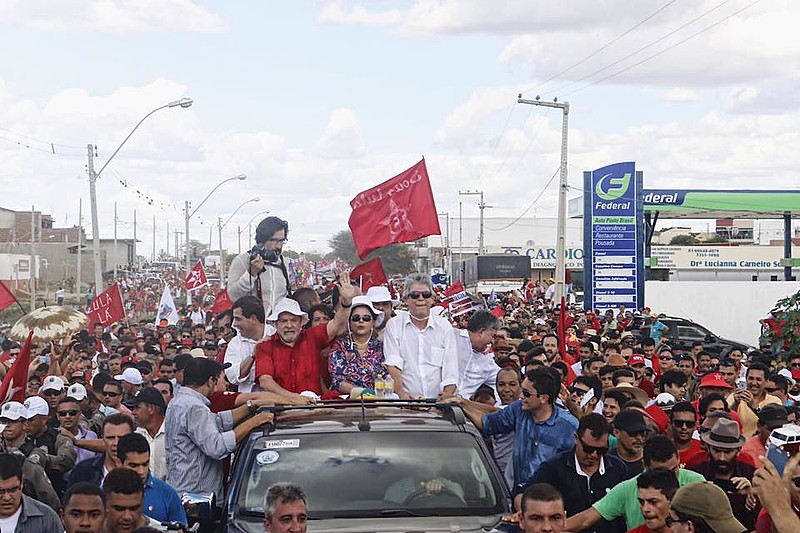 Multidão acompanha carreata do ex-presidentes pela cidade de Monteiro, na Paraíba