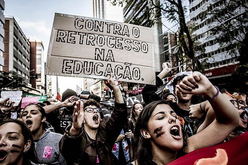 A grosso modo, as demandas e estratégias de mobilização dos pinguins foram replicadas pelos secundaristas paranaenses, uma década mais tarde
