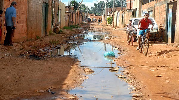 Saneamento básico universal ainda é desafio no Brasil; país tem mais de 100 milhões de pessoas sem coleta de esgoto