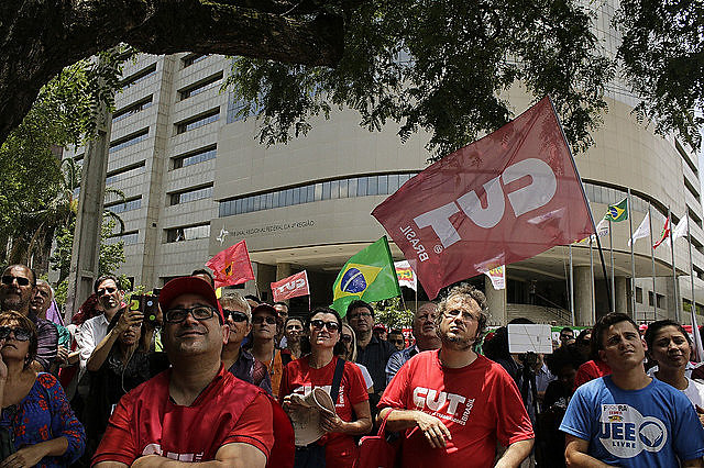 Social movements in Brazilian city of Porto Alegre take to the streets to defend former President Luiz Inácio Lula da Silva