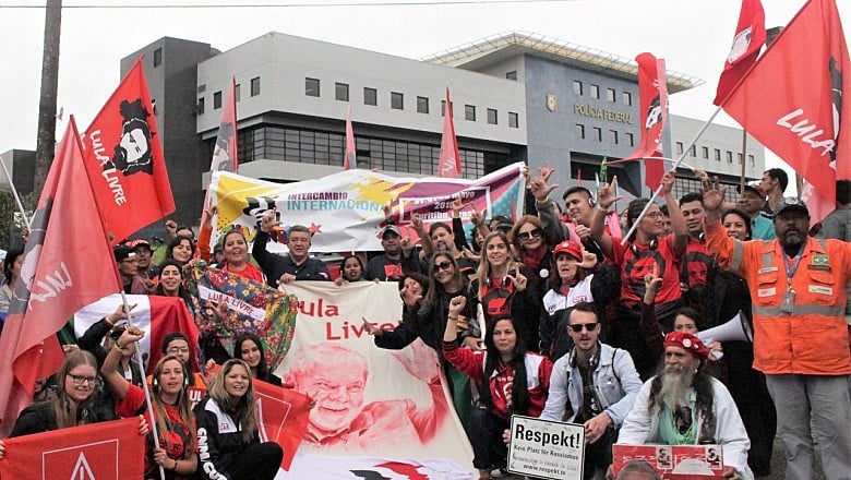 Comitiva com jovens sindicalistas de cerca de nove países durante visita a Vigília Lula Livre nesta quarta-feira (29)