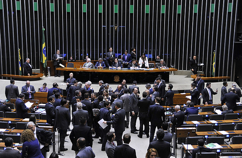 Deputados reunidos no plenário da Câmara Federal nesta segunda-feira (10)