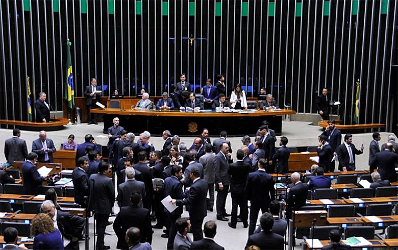 Sessão no plenário se estendeu por mais de nove horas