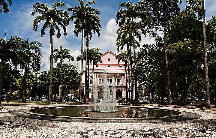 Passeio inicia na Praça da República, no bairro Santo Antônio