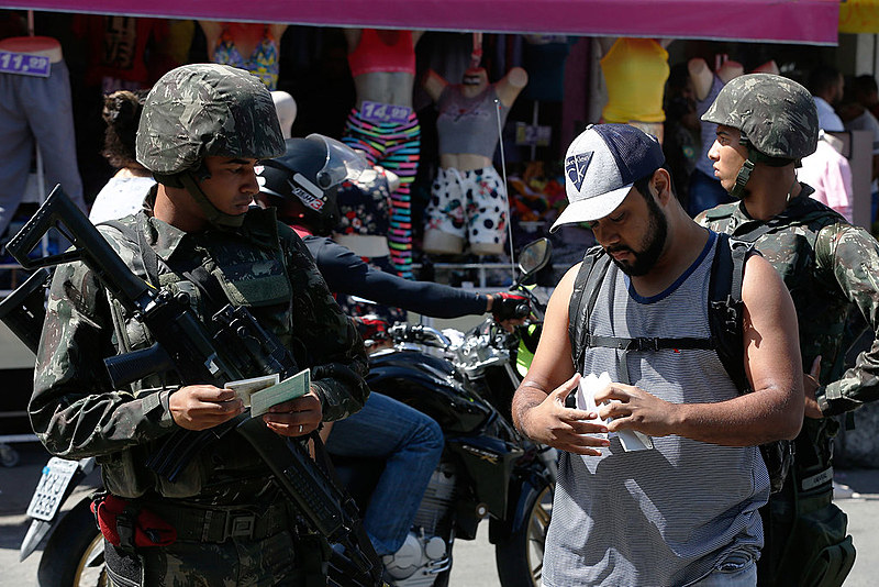 Exército faz operação na favela Nova Holanda, no Complexo da Maré, zona norte do Rio de Janeiro