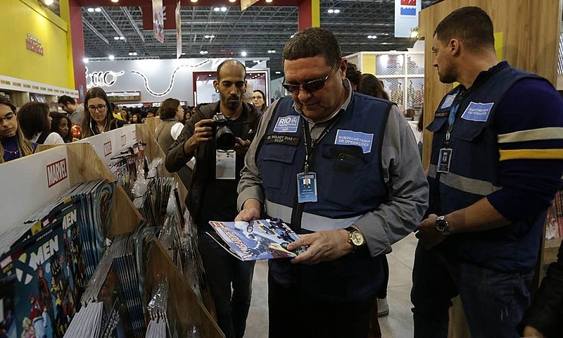 Fiscais em ação na Bienal do Livro para recolher HQ de super-heróis da Marvel