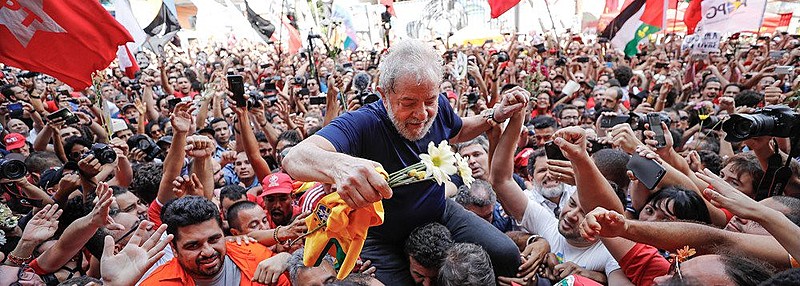 Após 580 dias de prisão, o ex-presidente Lula é liberto