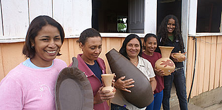 Ceramistas de Apiaí mostrando sua produção