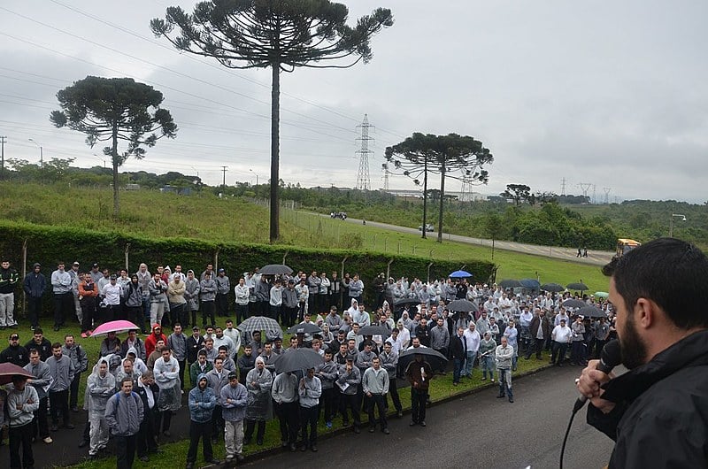 Trabalhadores da Fiat em assembleia na parte de fora da empresa