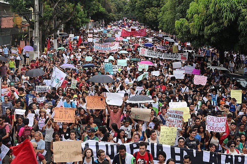 Professores, trabalhadores e estudantes se mobilizam em Belém, capital do Pará, contra o governo Bolsonaro