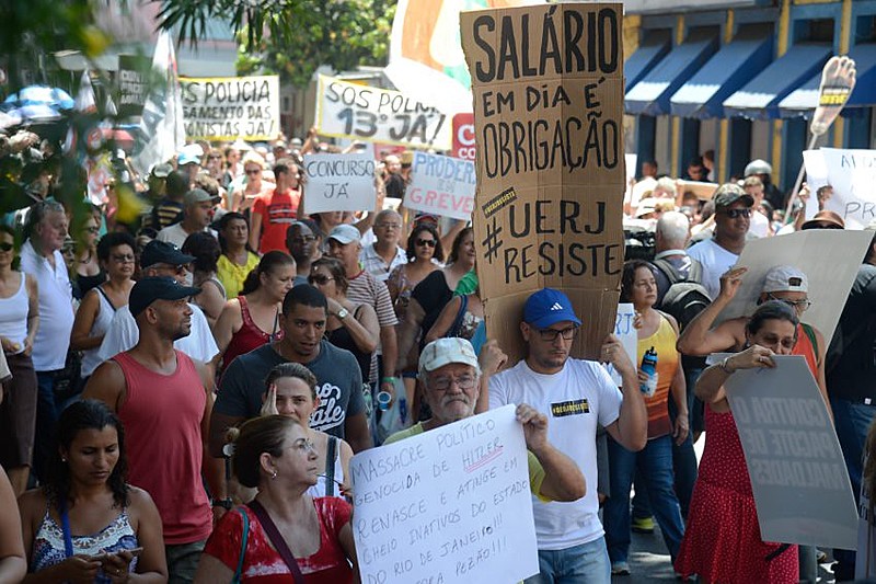 Manifestação de trabalhadores da Universidade do Estado do Rio de Janeiro (UERJ), que também estão com salários atrasados