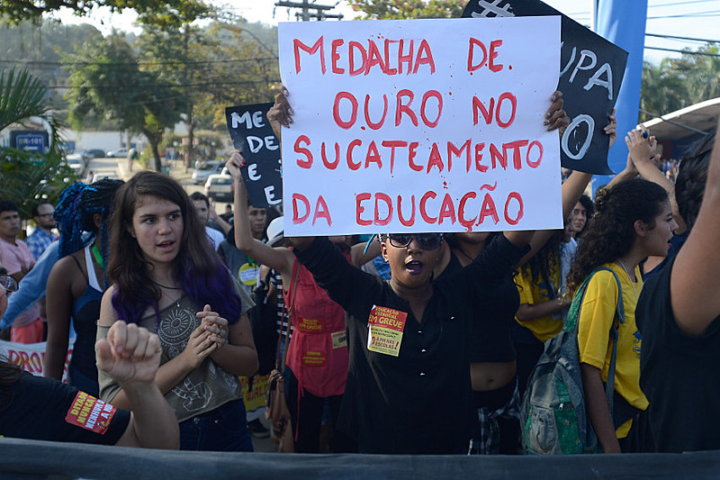 Manifestantes protestam contra a precarização da educação