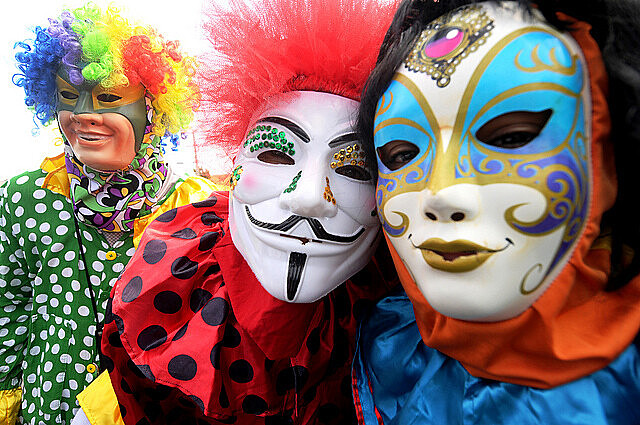 Os blocos irreverentes de rua atraem um público grande durante os cinco dias de festa