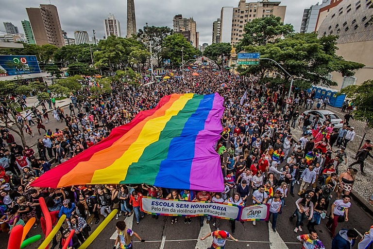 A população LGBT enfrenta grave situação de discriminação e violação de direitos, tanto nos âmbitos individual e coletivo