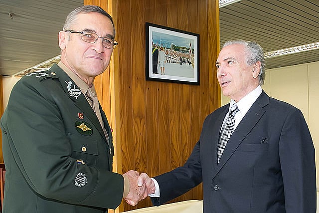 Comandante do Exército, o general de exército Eduardo Dias da Costa Villas Bôas, com Michel Temer, em 2015