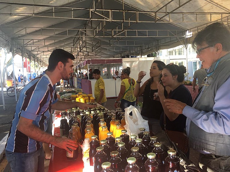 Um dos espaço do Festival é a Feira da Reforma Agrária e Economia Solidária, que acontece na Praça Central de Maricá (RJ)