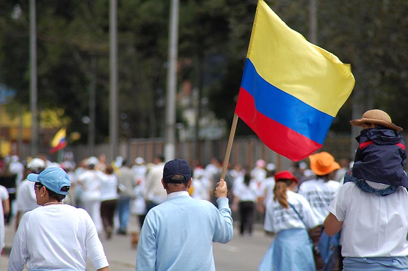 Colombianos vão às urnas neste domingo (27)