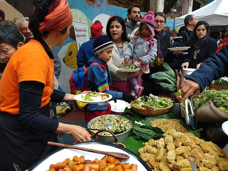 Evento serviu cerca de mil refeições preparadas por chefes e voluntários